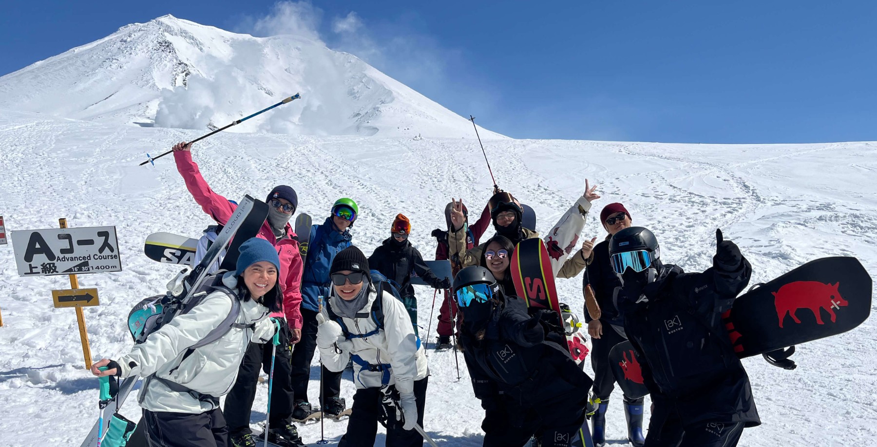 北海道滑雪學校 SnowZone 教練與學員在雪場合照