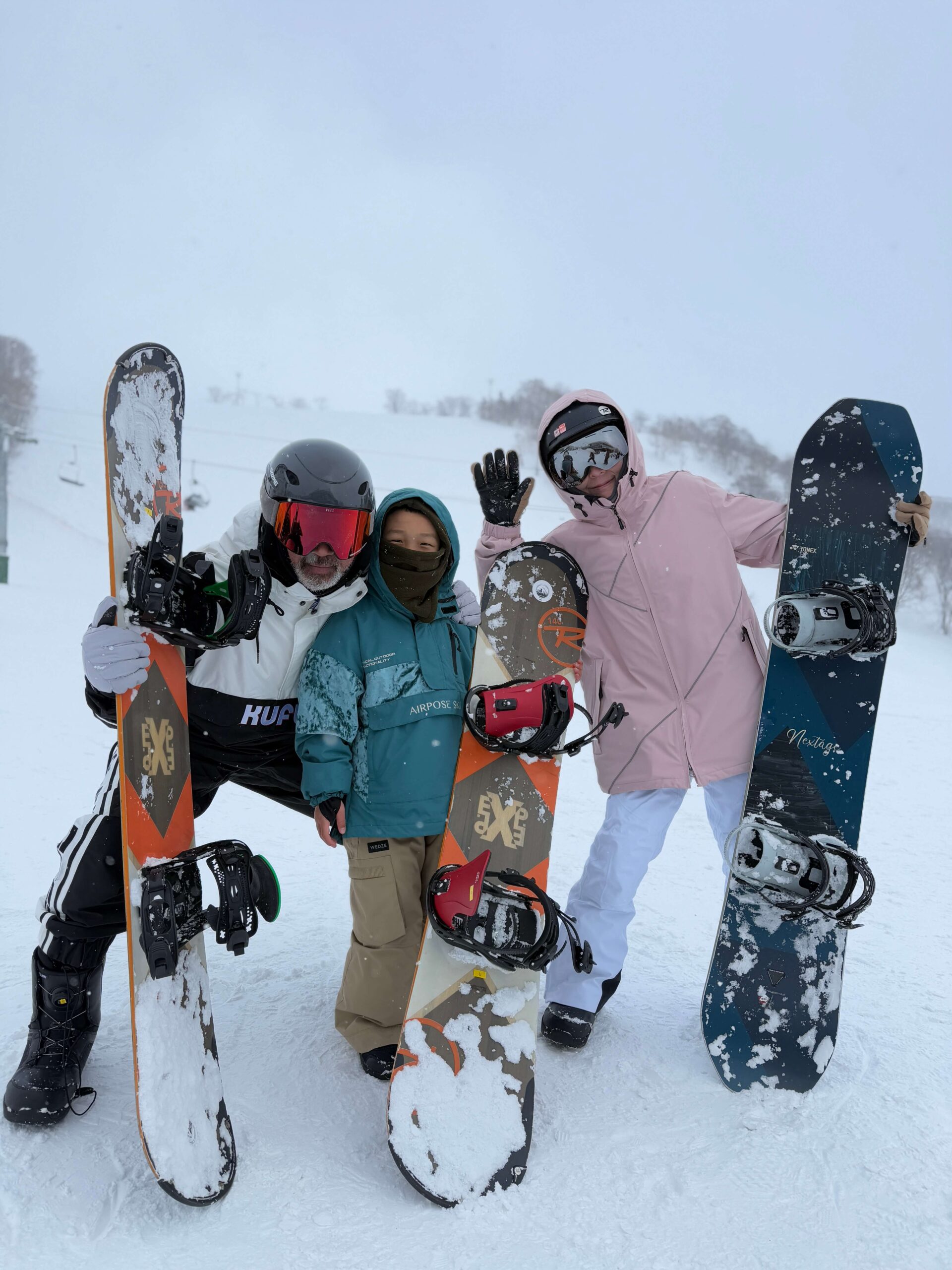 學生與教練在雪山一起開心合影