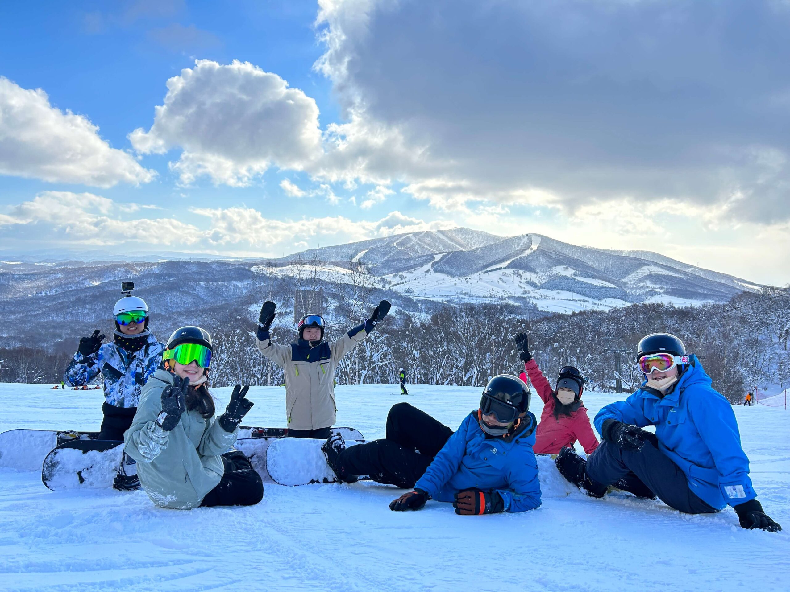 學員與教練坐在雪地上合影