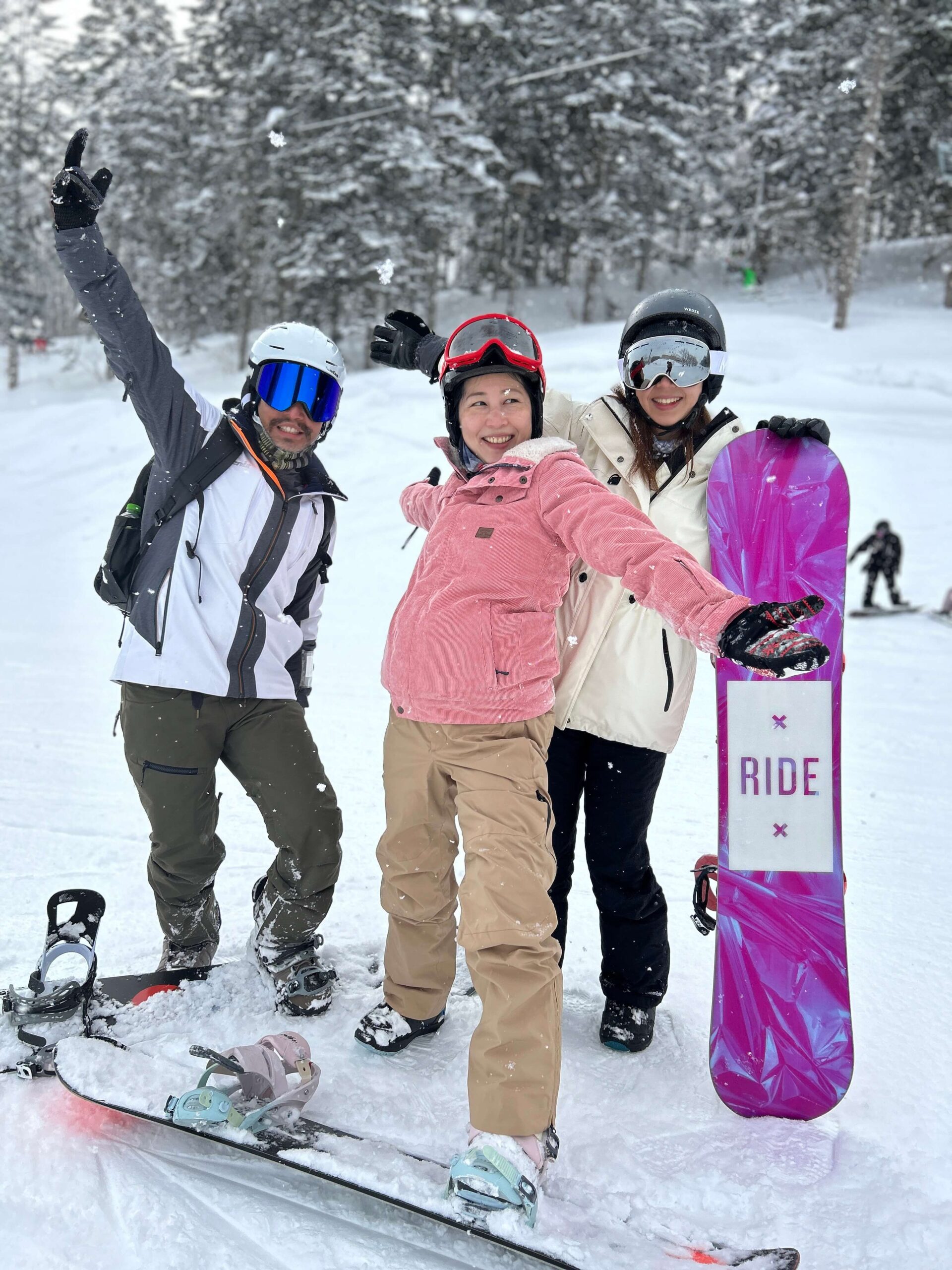 學生與教練帶著雪板在雪地合照