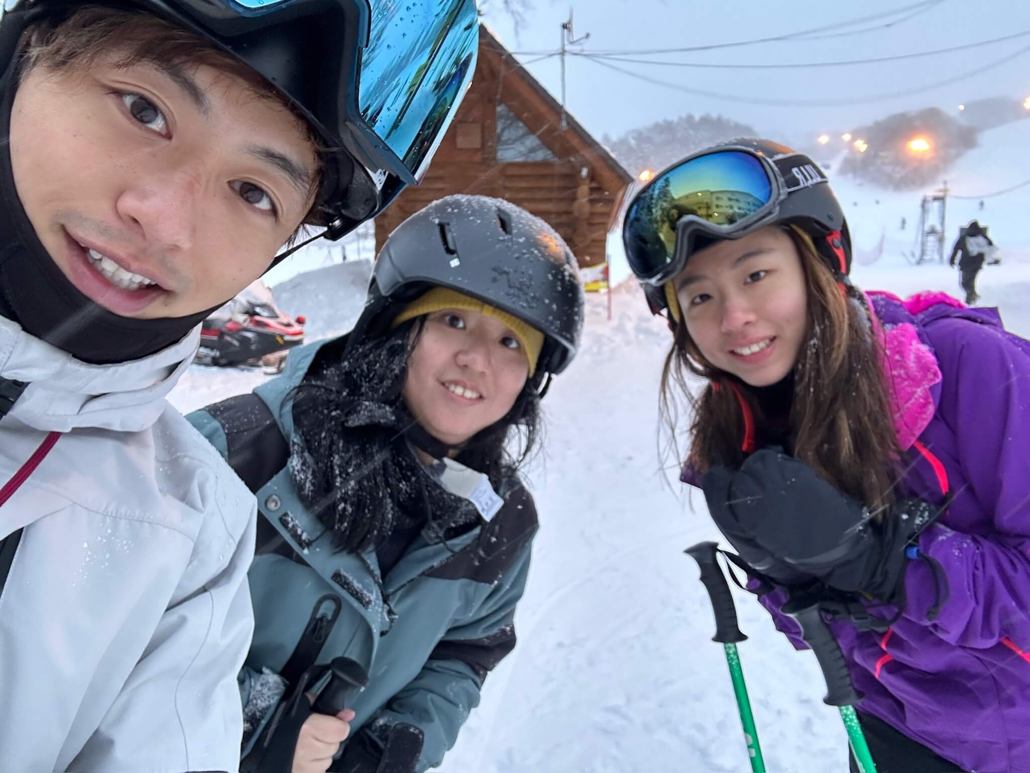 學生與教練在雪場開心自拍
