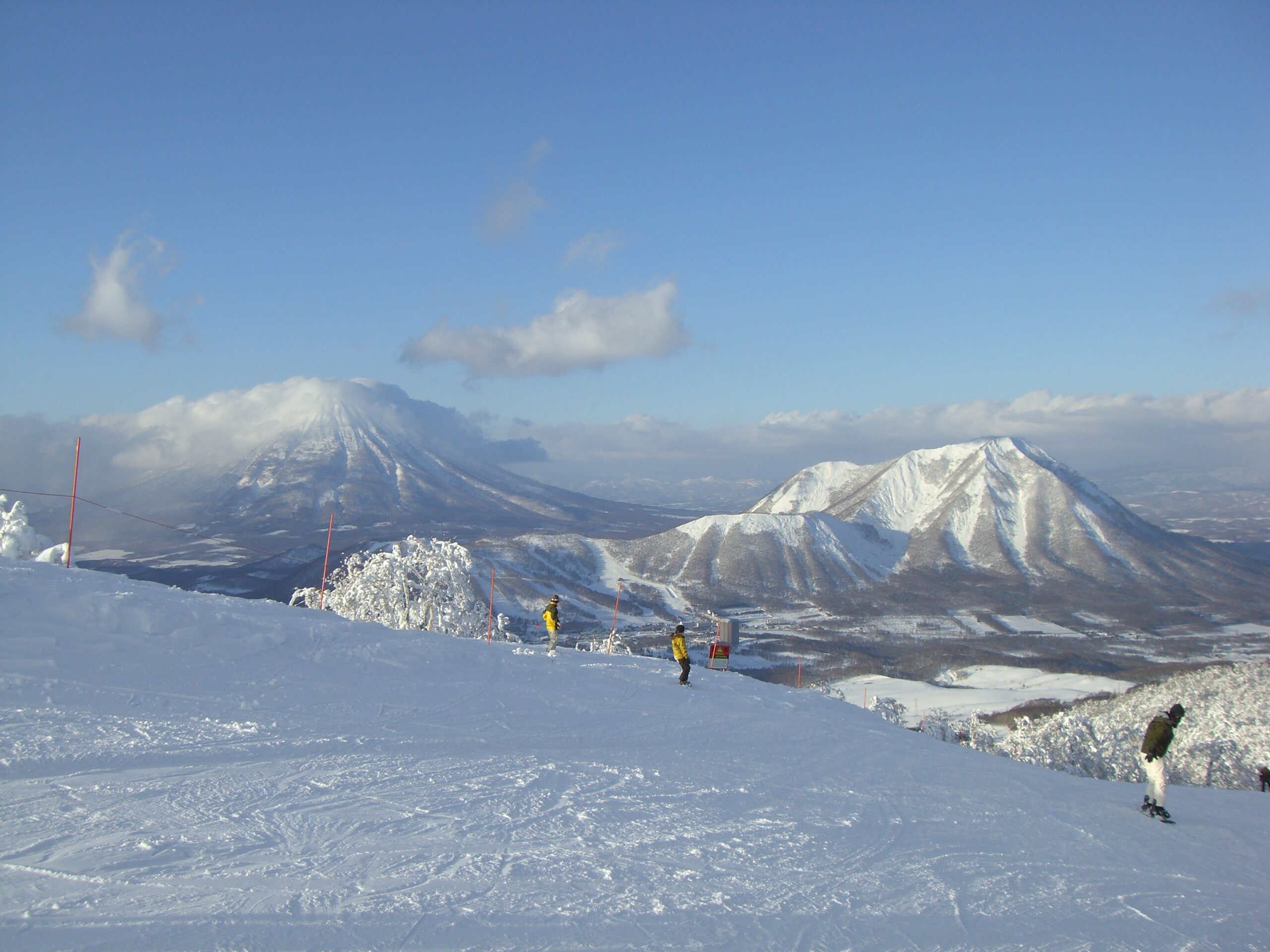 Rusutsu 留壽都雪場實景,遠眺尻別岳與羊蹄山
